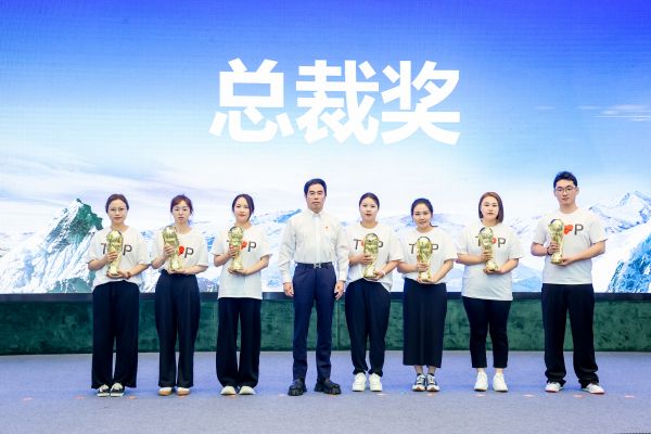 波司登店長(zhǎng)大訓(xùn)賦能TOP店長(zhǎng)經(jīng)營(yíng)提效贏戰(zhàn)市場(chǎng).jpg