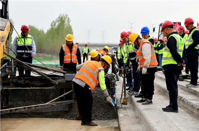攻坚提速 大干快上—— 张石公司G95改扩建项目首段水泥稳定碎石基层试验段顺利完成摊铺