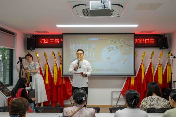 图3 主持人开场致辞.jpg