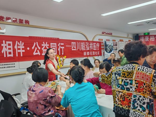 图9 发放艾草锤伴手礼.jpg