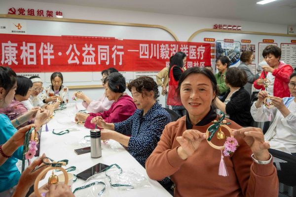 图7 居民展示手工作品.jpg