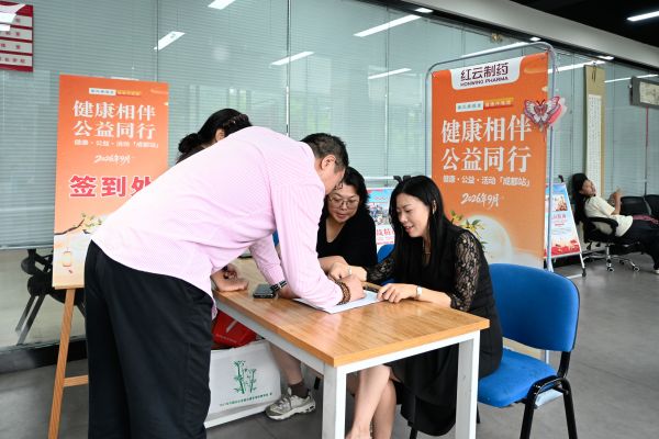 图2 居民有序签到入场.jpg