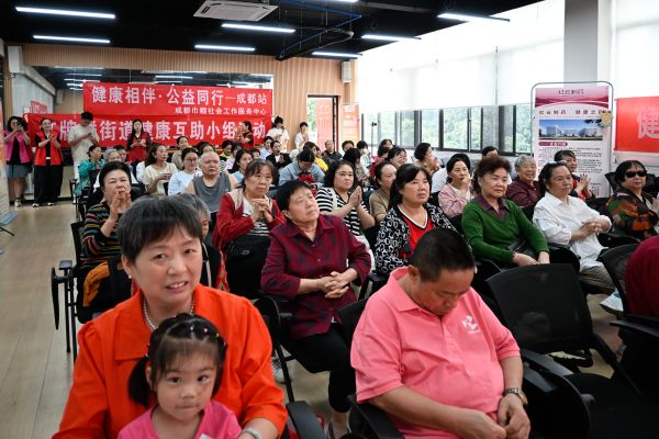 图3 企业宣传展架与健康科普讲座.jpg